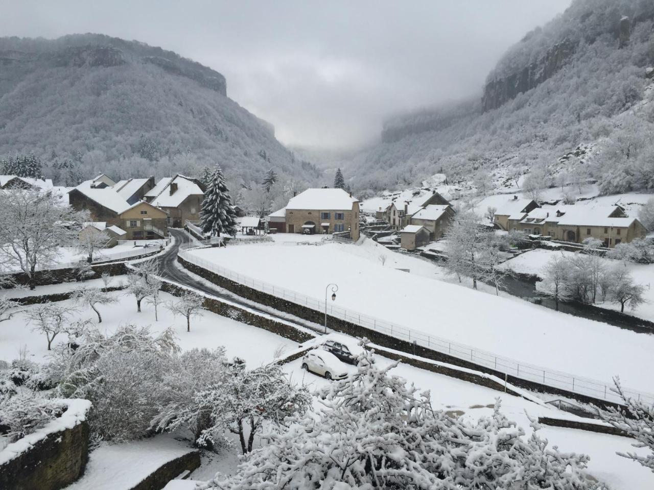 Gothique Cafe Hotel Baume-les-Messieurs Exterior foto